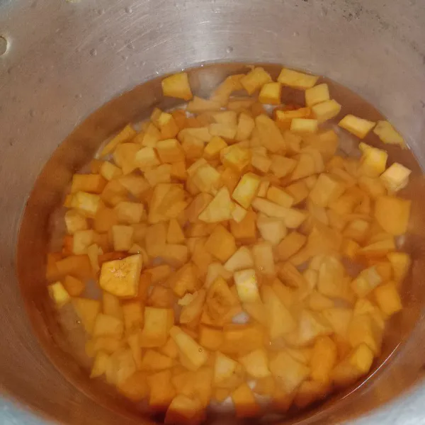 Didihkan air lalu masukan ubi, rebus sampai ubi empuk.