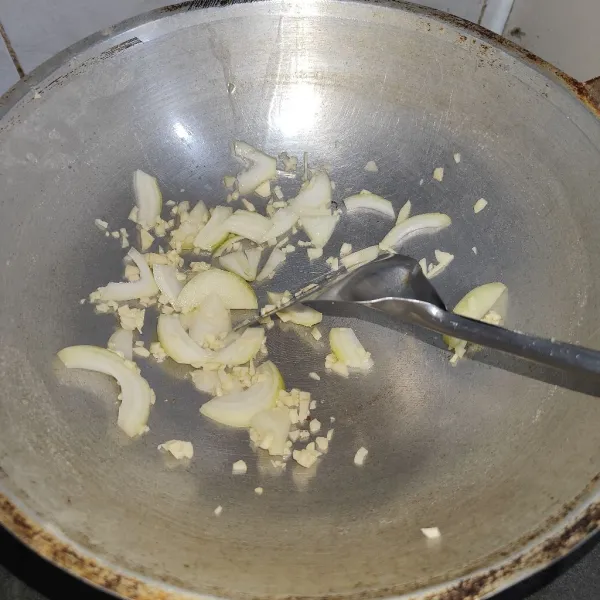 Panaskan minyak, tumis bawang putih dan bombay sampai harum.