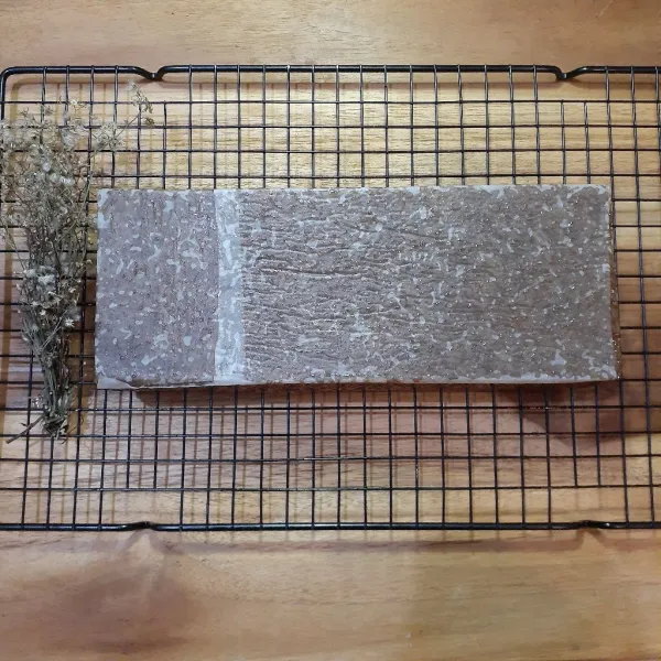 Setelah wajik padat dan sudah tidak panas lagi. Keluarkan dari loyang (Oh iya, ini aku diamkan diloyang suhu ruang semalaman baru paginya aku keluarin dari loyang), buang kertas bakingnya dan potong-potong dengan cara mengiris bukan menekan pisau agar potongannya rapi. Sajikan!