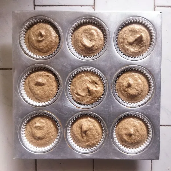 Siapkan loyang cupcake, alasi dengan kertas muffin. Kemudian tuangkan adonan ke dalam loyang hingga 34 penuh. Panggang di suhu 160 C selama 30 menit.