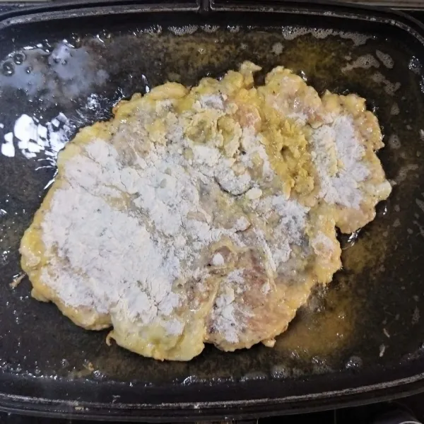 Baluri ayam dengan tepung terigu lalu celupkan ke dalam telur kocok dan balur kembali dengan tepung terigu. Setelah itu, goreng hingga matang lalu angkat dan tiriskan.