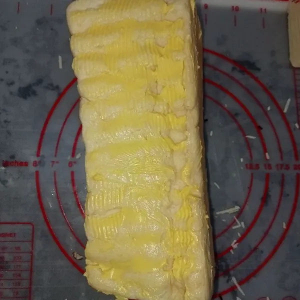 Tutup rapat roti lalu olesi mentega keseluruhan permukaan roti.