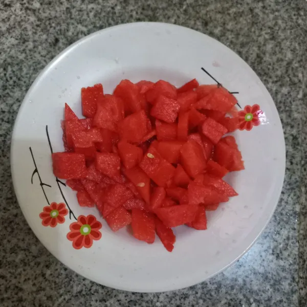 Potong-potong buah semangka.