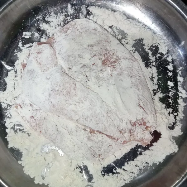 Balut daging ayam dengan tepung.