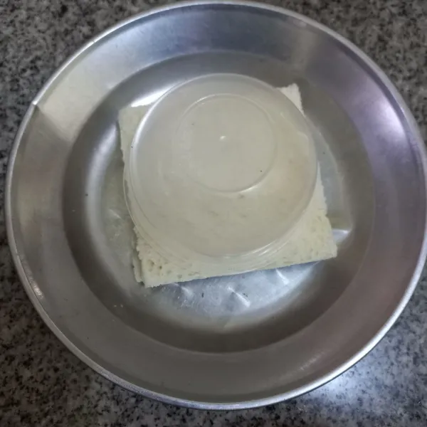 Siapkan mangkuk kecil, cetak roti supaya berbentuk bulat.