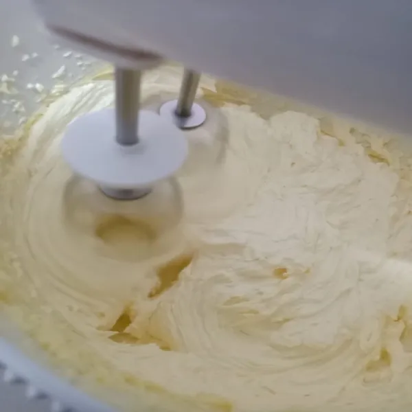 Dalam wadah masukkan gula, mentega dan vanilli.  Mixer hingga pucat dan mengembang.