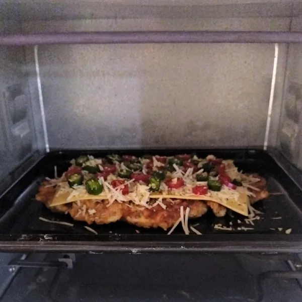 Oven dengan suhu 200 C selama 15 menit hingga matang dan paprika layu serta kejunya mulai meleleh. Angkat.