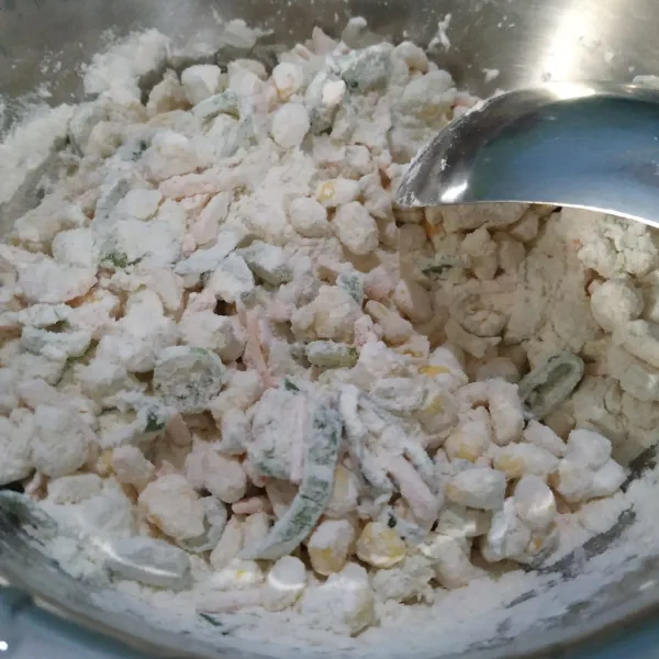 Masukkan tepung terigu, tepung beras, bawang putih bubuk, garam, penyedap, baking powder. Aduk rata.