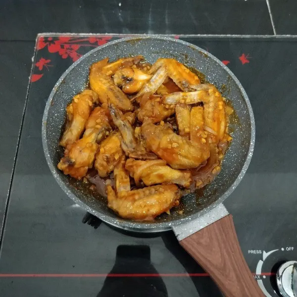 Lalu masukkan sayap goreng, aduk rata. Masak hingga bumbu meresap, lalu angkat.