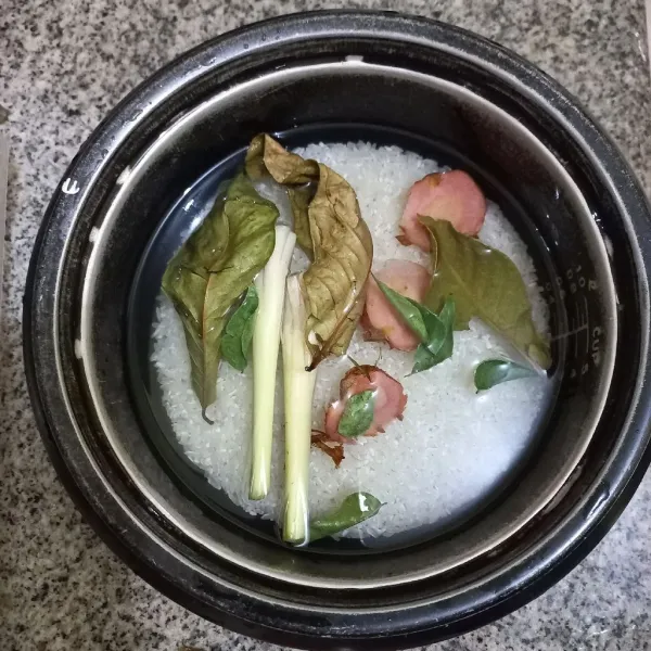 Tambahkan air secukupnya, lengkuas, serai, daun salam dan daun kari.
