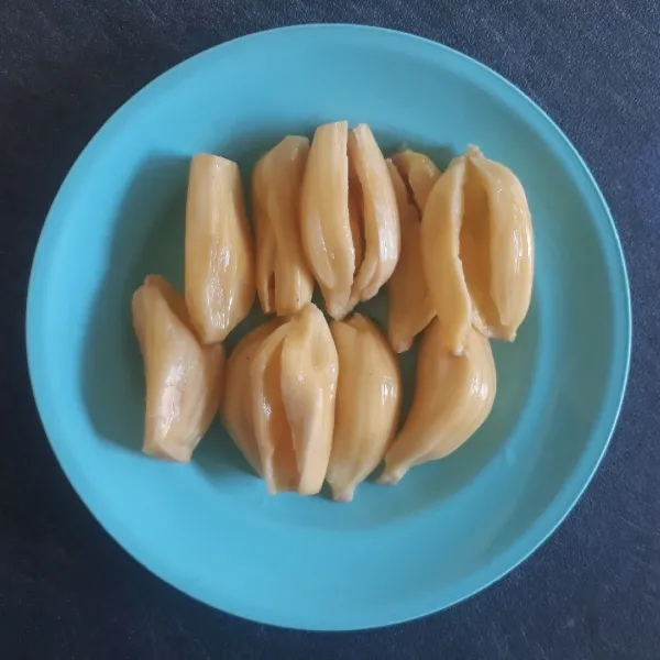 Pisahkan buah nangka dari bijinya.