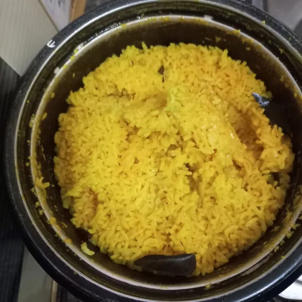 Nyalakan rice cooker, dan masak hingga nasi matang.