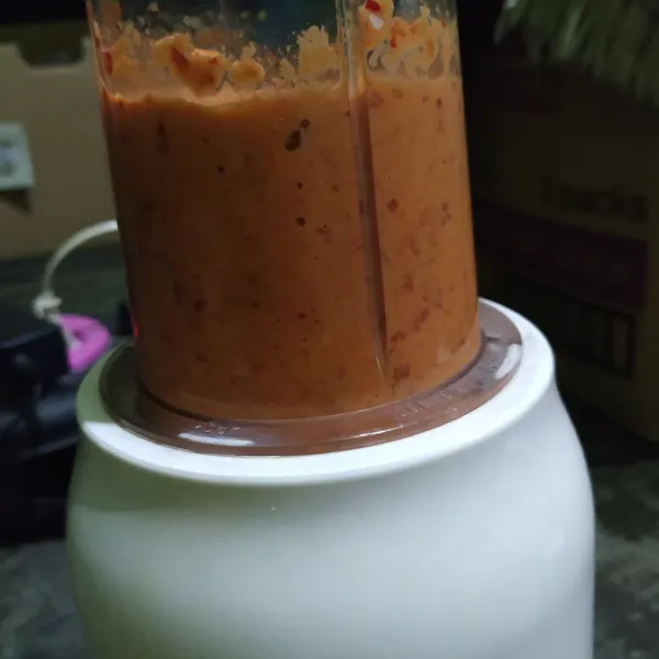 Haluskan bumbu, blender dengan 2 sendok makan minyak goreng.