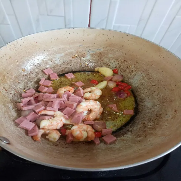 Tambahkam udang dan smoked beef aduk rata.