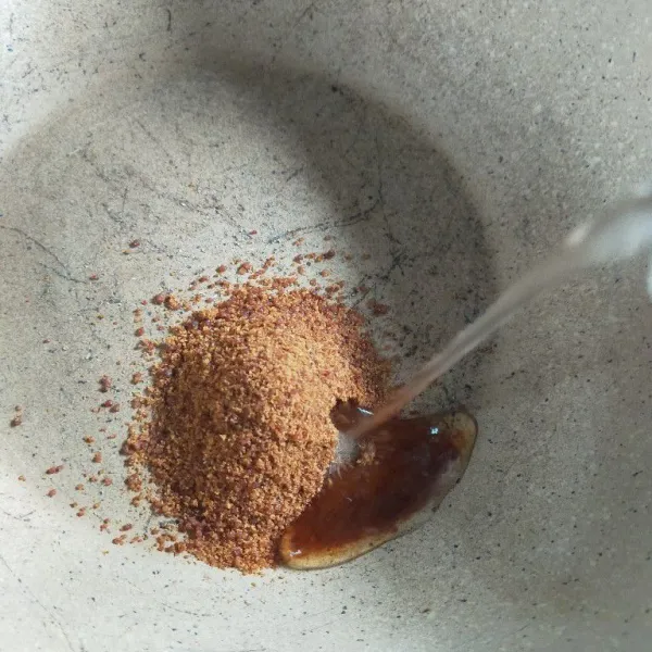 Membuat apel karamel : siapkan panci, masukkan gula aren dan air.