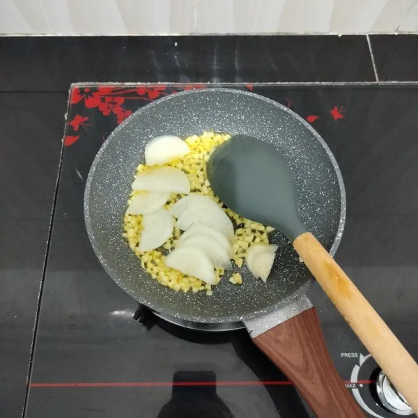 Panaskan margarin. Tumis bawang putih dan bawang bombay hingga layu.