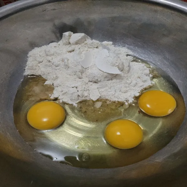 Kocok gula halus dan telur dengan menggunakan whisk hingga gula halus larut