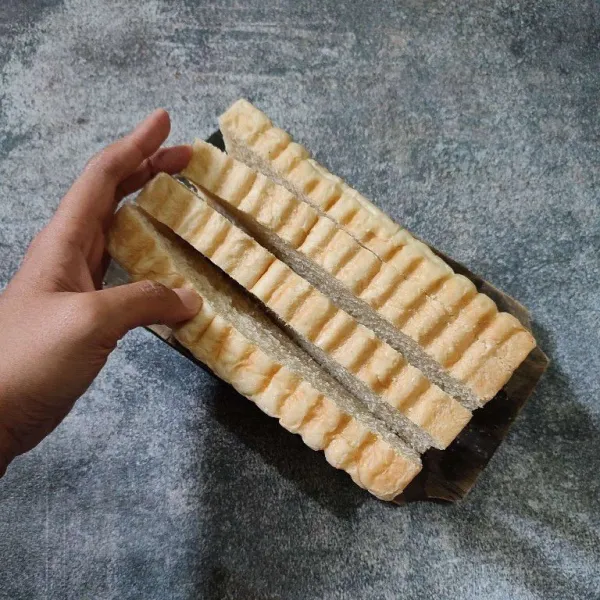 Kerat roti bandung menjadi 4 bagian tanpa putus seperti di foto.