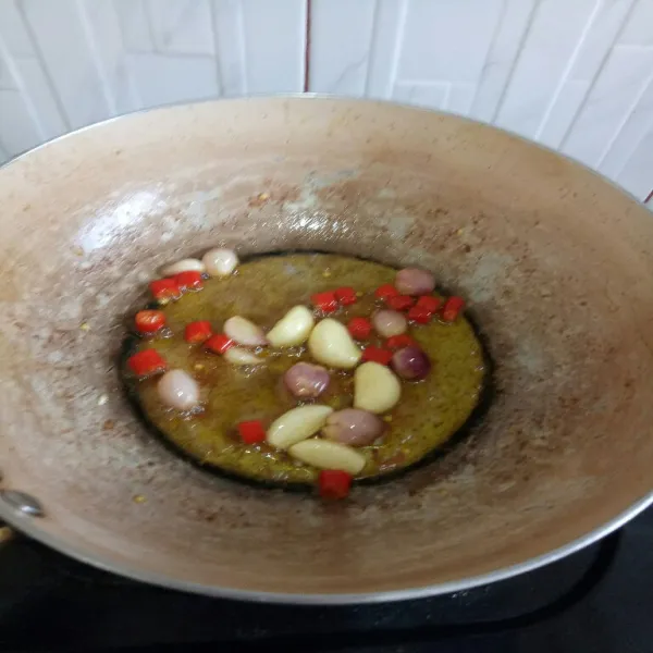 Tumis bawang merah,  bawang putih dan cabe iris dengan menggunakan sisa butter menggoreng udang tadi. Tumis hingga sedikit layu.