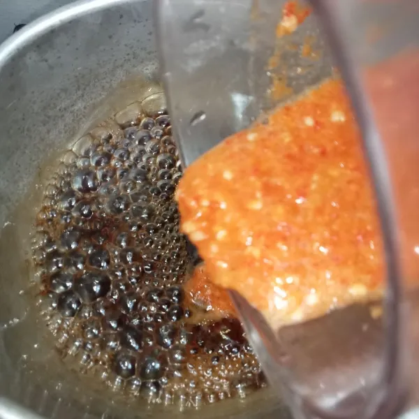 Haluskan cabai dengan cara di blender dengan air, lalu masukkan kedalam gula merah yang direbus dengan air.