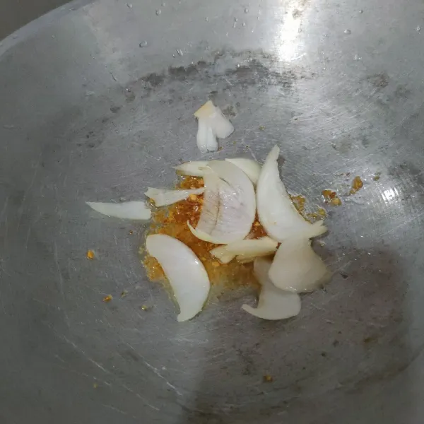 Cincang bawang putih, goreng hingga keemasan, masukan bawang bombay, tumis sebentar.