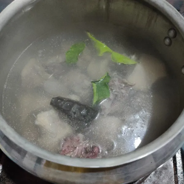Rebus/ presto bebek dengan menambahkan daun salam dan daun jeruk, rebus bebek hingga empuk lalu tiriskan.
