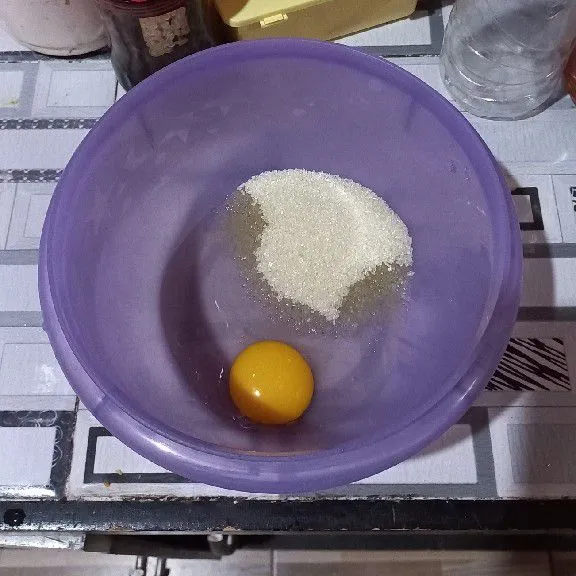 Kocok telur dan gula sampai rata.
