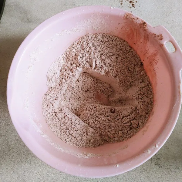 Siapkan bahan kering tepung, cokelat bubuk dan baking powder. Aduk rata dan ayak.
