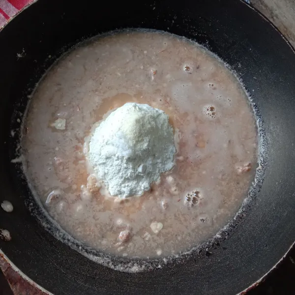 Dalam sebuah wajan, panci, atau teflon, masukkan tepung terigu, air hasil blenderan kepala udang dan bawang putih. Masukkan garam, dan kaldu bubuk. Aduk rata.