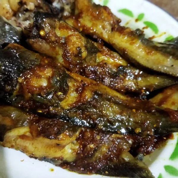 Olesi ikan yang sudah digoreng dengan bumbu. Diamkan 15 menit agar bumbu meresap.