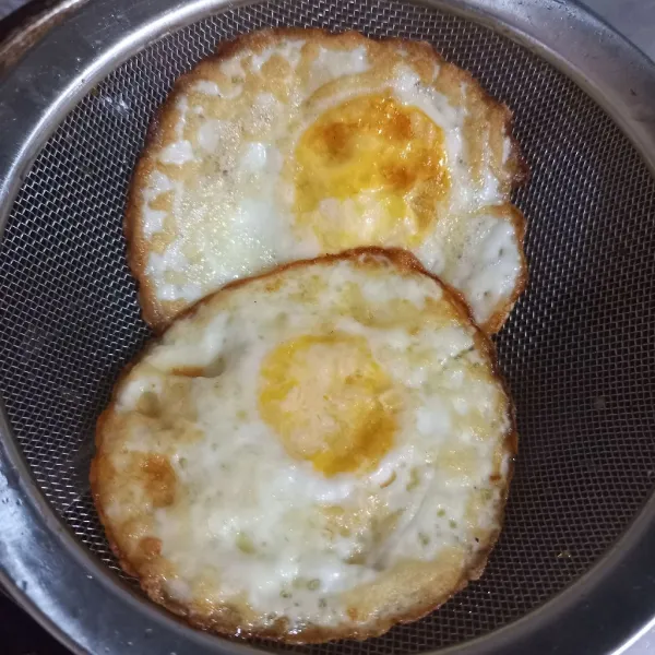 Panaskan sedikit minyak goreng, buat telur ceplok, tiriskan.