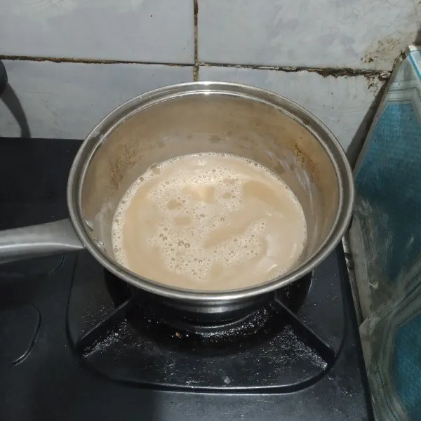 Selanjutnya, masak susu, agar-agar dan gula hingga mendidih. Masukkan minuman kopi.