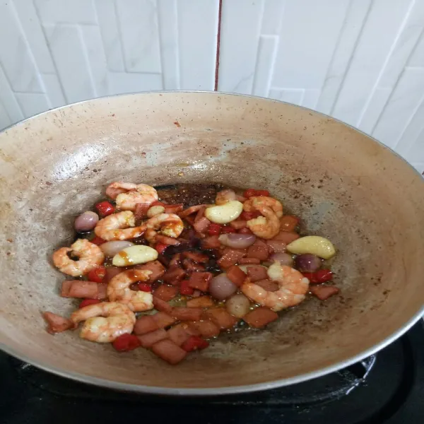 Masukan saus tiram,  kecap asin,  gula pasir dan kaldu bubuk aduk,  masak hingga bumu meresap.