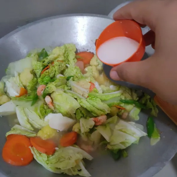 Masukan daun sawi dan putih telur rebus, oseng sebentar hingga daun sawi layu, kemudian masukan larutan maizena. Masak hingga kuah mengental.