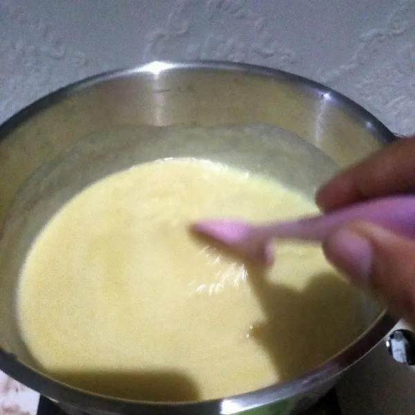 Untuk membuat custard : siapkan wadah, masukkan kuning telur dan gula. Kocok, kemudian tambahkan tepung terigu. Kocok hingga rata. Tambahkan susu cair dan vanilli bubuk. Masak hingga mengental. Angkat dan sisihkan.