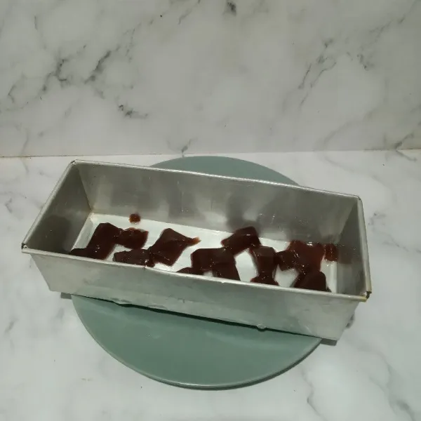 Potong kotak jelly cokelat, masukkan ke dalam loyang.