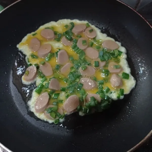 Panaskan minyak, masukkan telur goreng sampai kedua sisi kering dan matang.