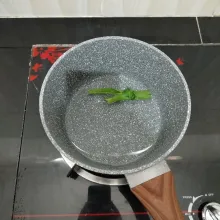 Rebus air dan daun pandan di dalam panci hingga mendidih.