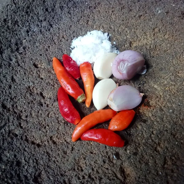Siapkan cabai rawit, bawang merah, bawang putih, garam, gula pasir dan kaldu jamur.