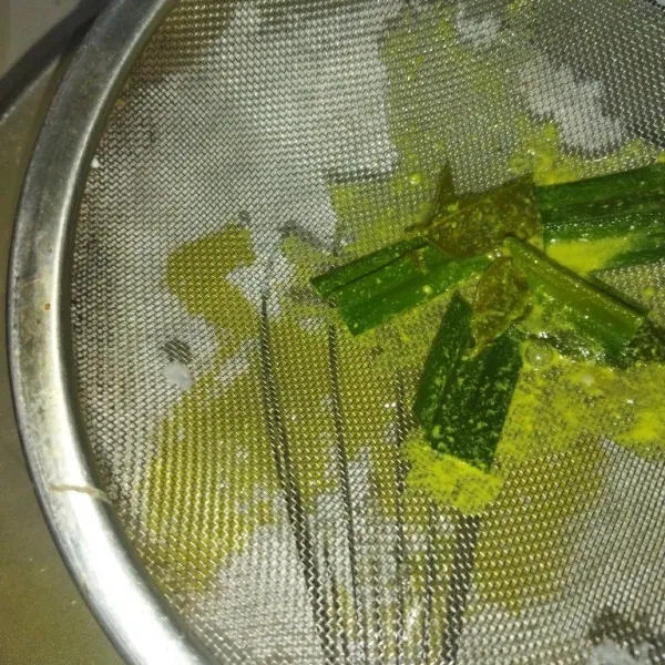Siapkan wadah, masukkan tepung tapioka, tepung terigu, gula pasir dan ragi instan, aduk rata, lalu masukkan santan yang tadi sudah direbus, tuang santan sambil disaring, lalu aduk rata.