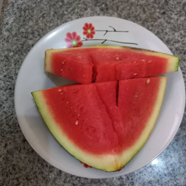 Siapkan buah semangka.