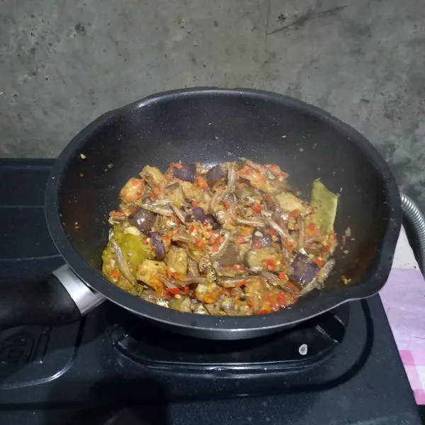 Masukkan juga teri, garam, gula, dan penyedap. Aduk dan koreksi rasa. Masak sampai air menyusut.