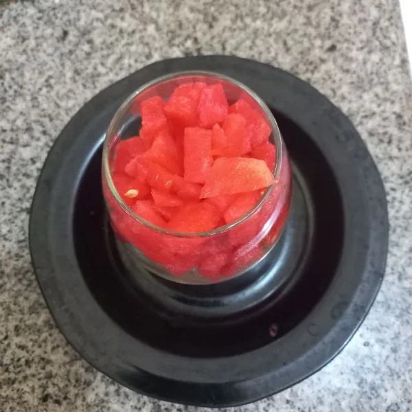 Tambahkan potongan semangka.