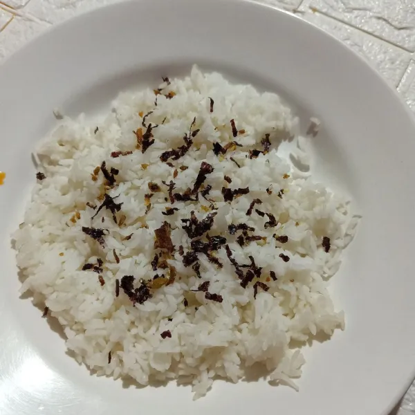 Campur nasi dengan nori, aduk rata.