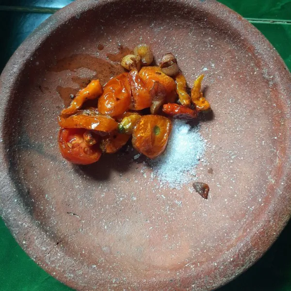 Ulek sambel sampai halus.