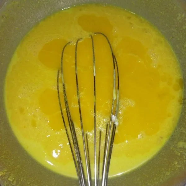 Tambahkan telur dan margarin yang sudah dilelehkan, aduk hingga semua bahan tercampur rata.
