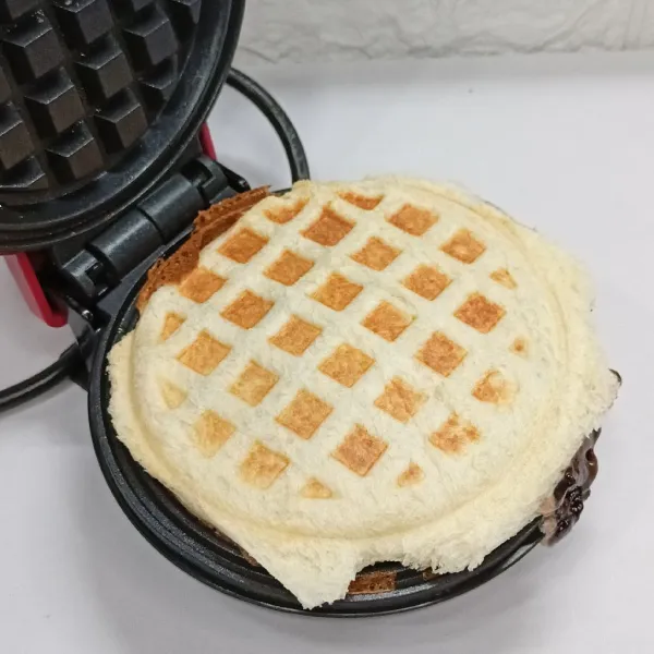 Masukkan waffle maker.