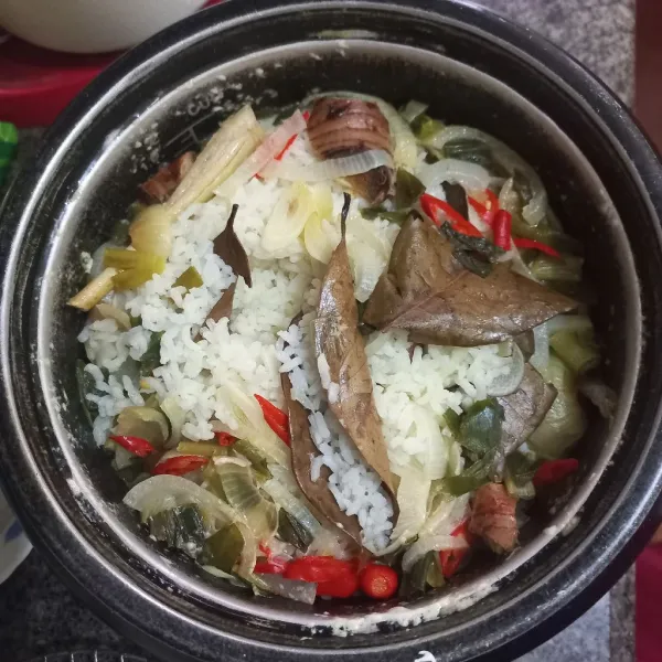 Nyalakan rice cooker, masak nasi hingga matang.