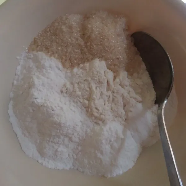 Campur tepung terigu, tepung beras, guka pasir, baking powder dan baking soda, aduk rata.