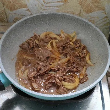 Beri secukupnya air, masak sampai daging empuk. Angkat dan siap disajikan.